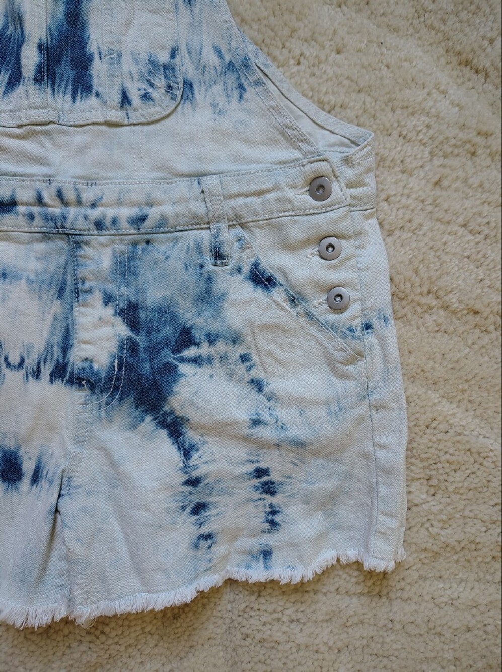 No Boundaries Women's Medium Tie-Dye Denim Short Overalls in White & Blue - Picture 3 of 10